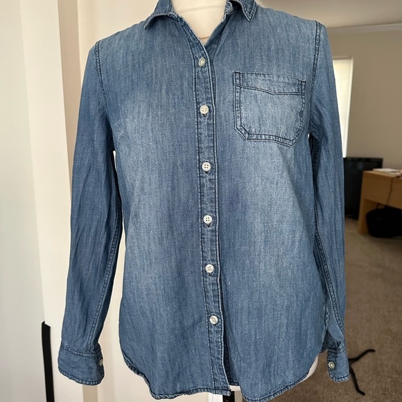 Old Navy The Classic Chambray Long Sleeve Button Up Shirt Size XS Basic Shirt - Picture 2 of 9